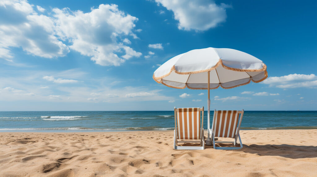 twee strandstoellen onder parasol op het zand met zeeuitzicht op zonnige dag