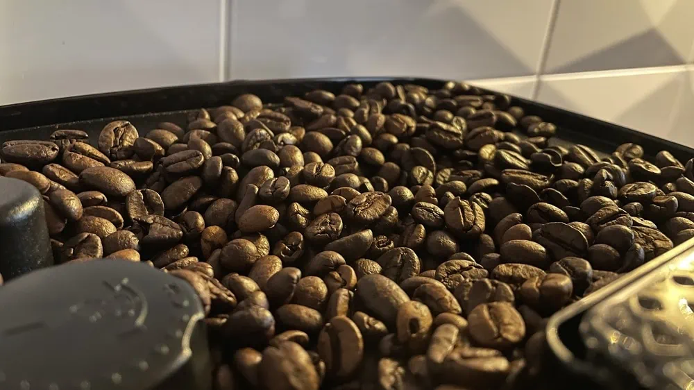 Close-up van koffiebonen in een bonenreservoir